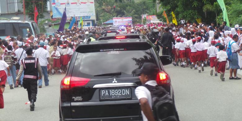 Disambut Dengan Kemeriahan, Hatinya Jokowi Sangat Senang, Melihat Keceriaan Anak-anak Papua