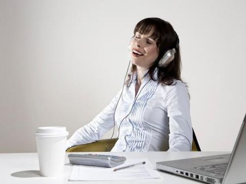 Mendengarkan Musik yang Menyenangkan Bikin Otak Lebih Kreatif