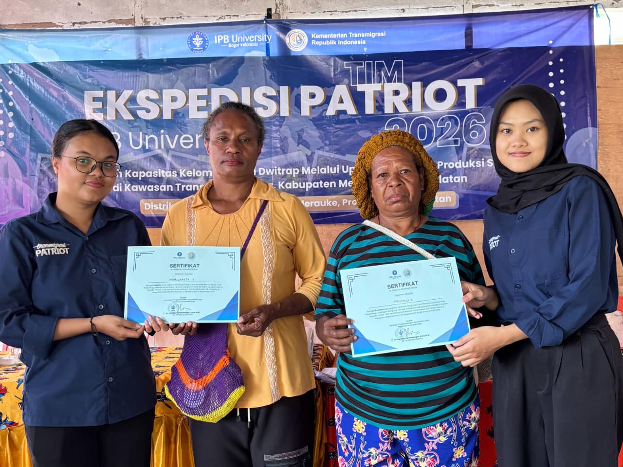 Tim 13 Ekspedisi Patriot IPB Latih Kelompok Tani Dwitrap dan PKK Kampung Tambat Urus Legalitas Produk Sagu