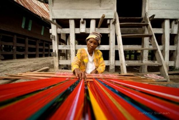 Makna di Balik Sehelai Ulos - Tidak banyak kajian tentang kain Ulos yang ditemukan di Indonesia.