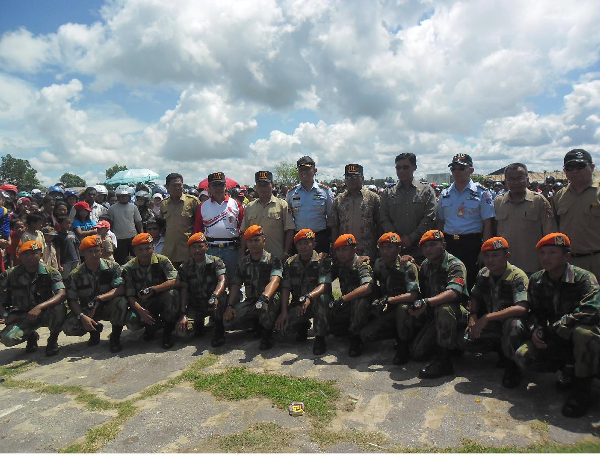 Terjun Payung Memberi Hiburan  Bagi Masyarakat Merauke