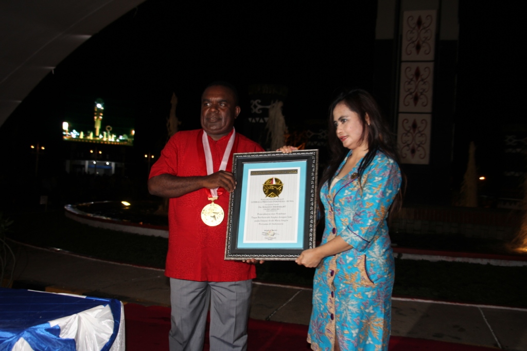 Bupati Merauke Romanus Mbaraka Mendapat Penghargaan