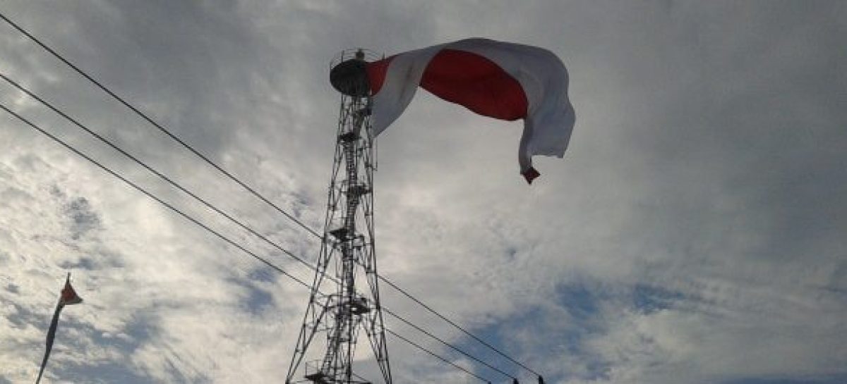Navigasi Kibarkan Bendera Raksasa di Menara Suar Merauke
