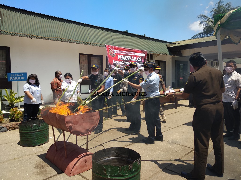 5270 Somadril, 153 gram Shabu dan 110 Pangan Kadaluarsa Dimusnahkan