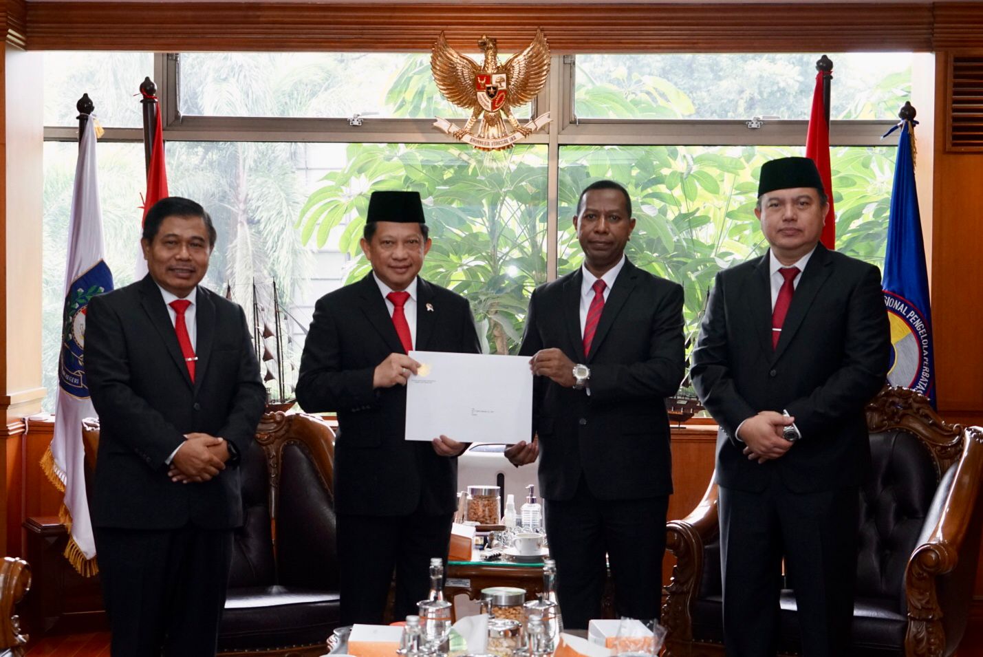 Mendagri Lantik Sekda Papua Selatan Apolo Safanpo