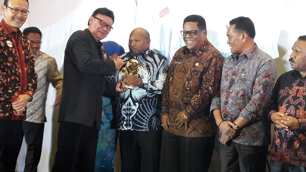 Merauke Raih Penghargaan Universal Health Coverage JKN-KIS Award 2018