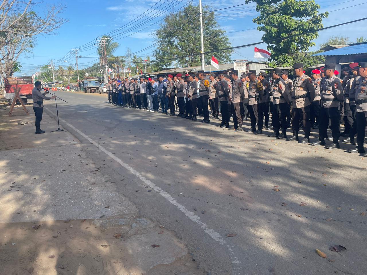 Ratus Personil Polres Merauke Lakukan Pengamanan Selama Pendaftaran di KPU Merauke
