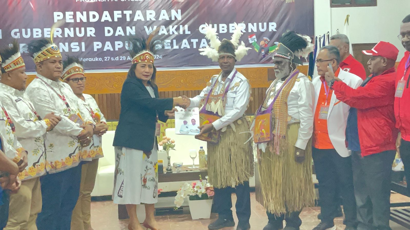 Bapaslon Gubernur-Wagub Papua Selatan Apolo dan Paskalis Mendaftar ke KPU Papua Selatan