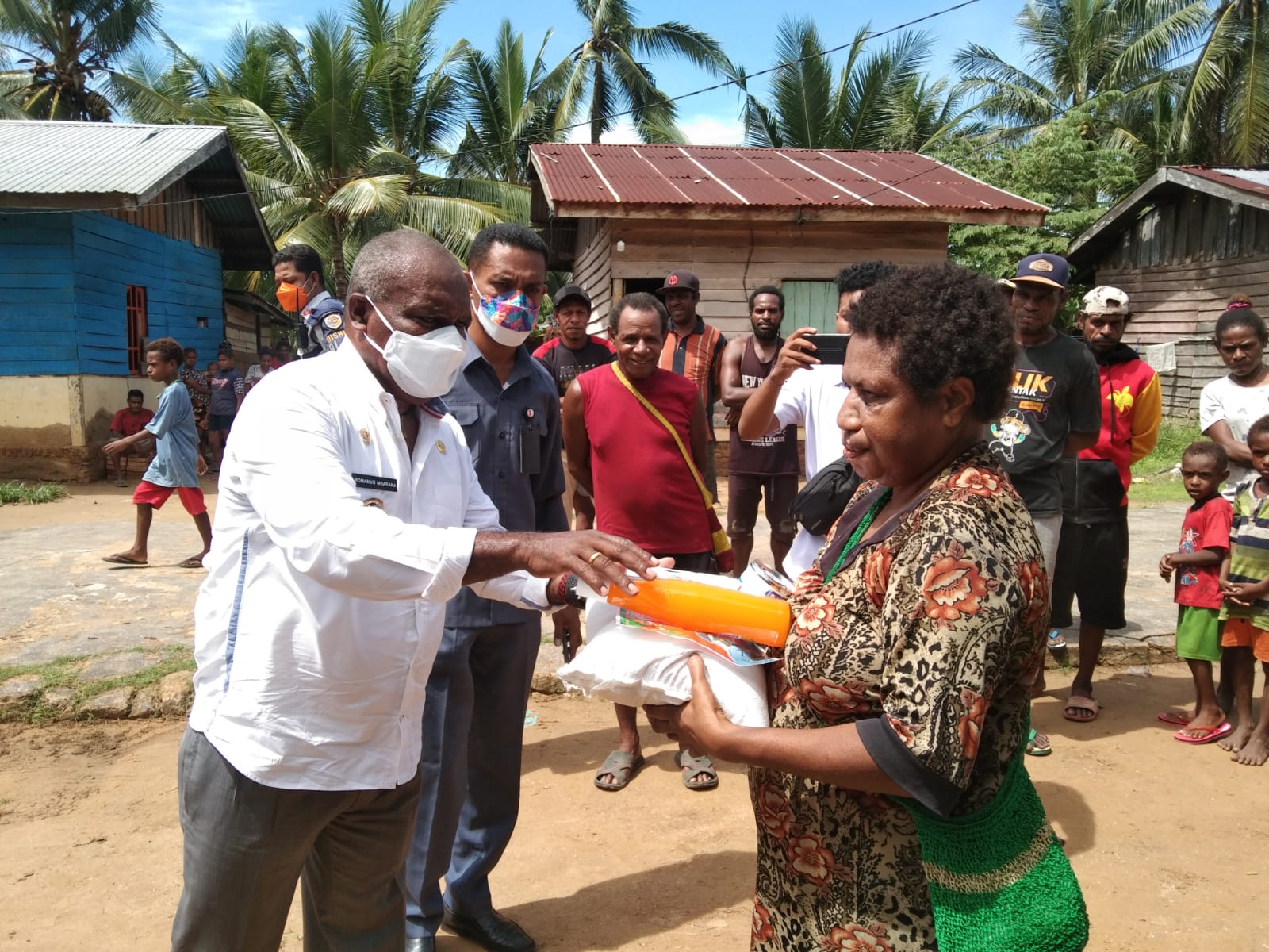 Bupati Merauke Bagikan Bingkisan Natal Untuk Masyarakat