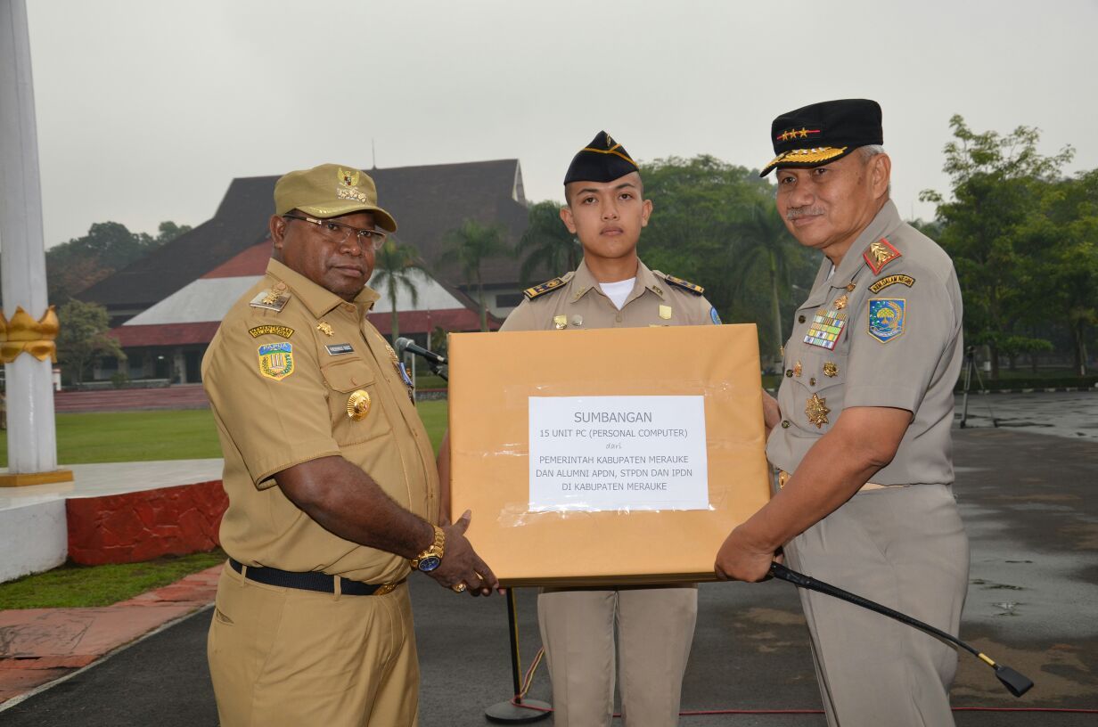 Penyematan Lencana Alumni Kehormatan  