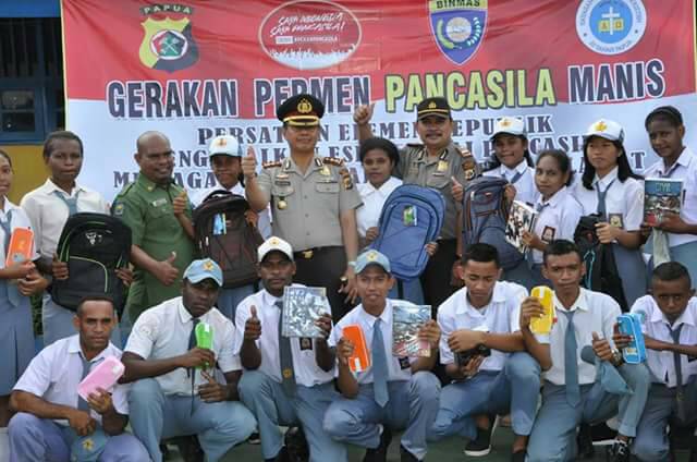 Kapolres Merauke AKBP. Bahara Marpaung, SH memberikan materi tentang  4 pilar kebangsaan kepada siswa dan siswi SMA YPK Merauke