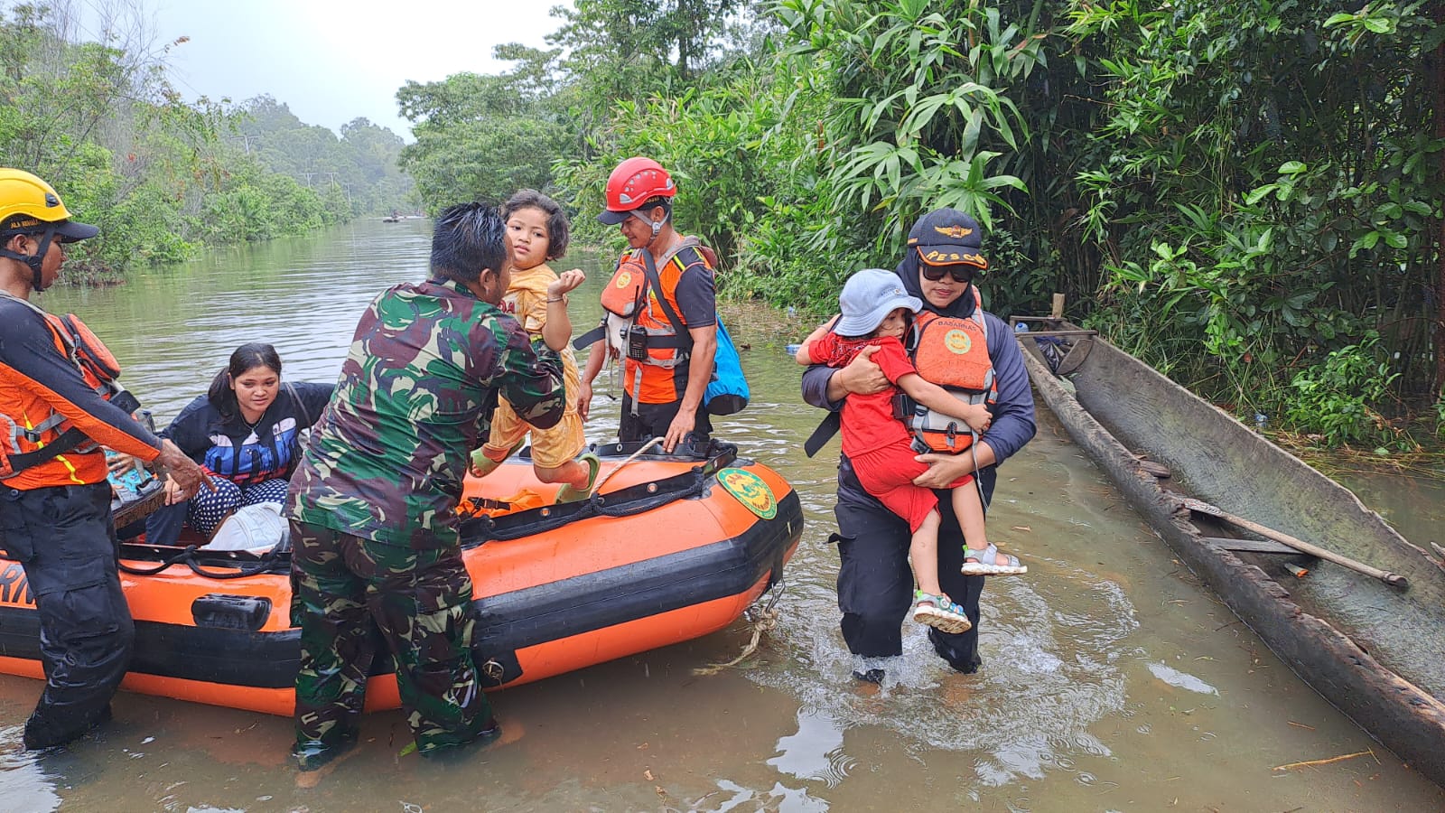 Warga Terdampak Banjir di Bupul  -  Merauke Mendapatkan Bantuan