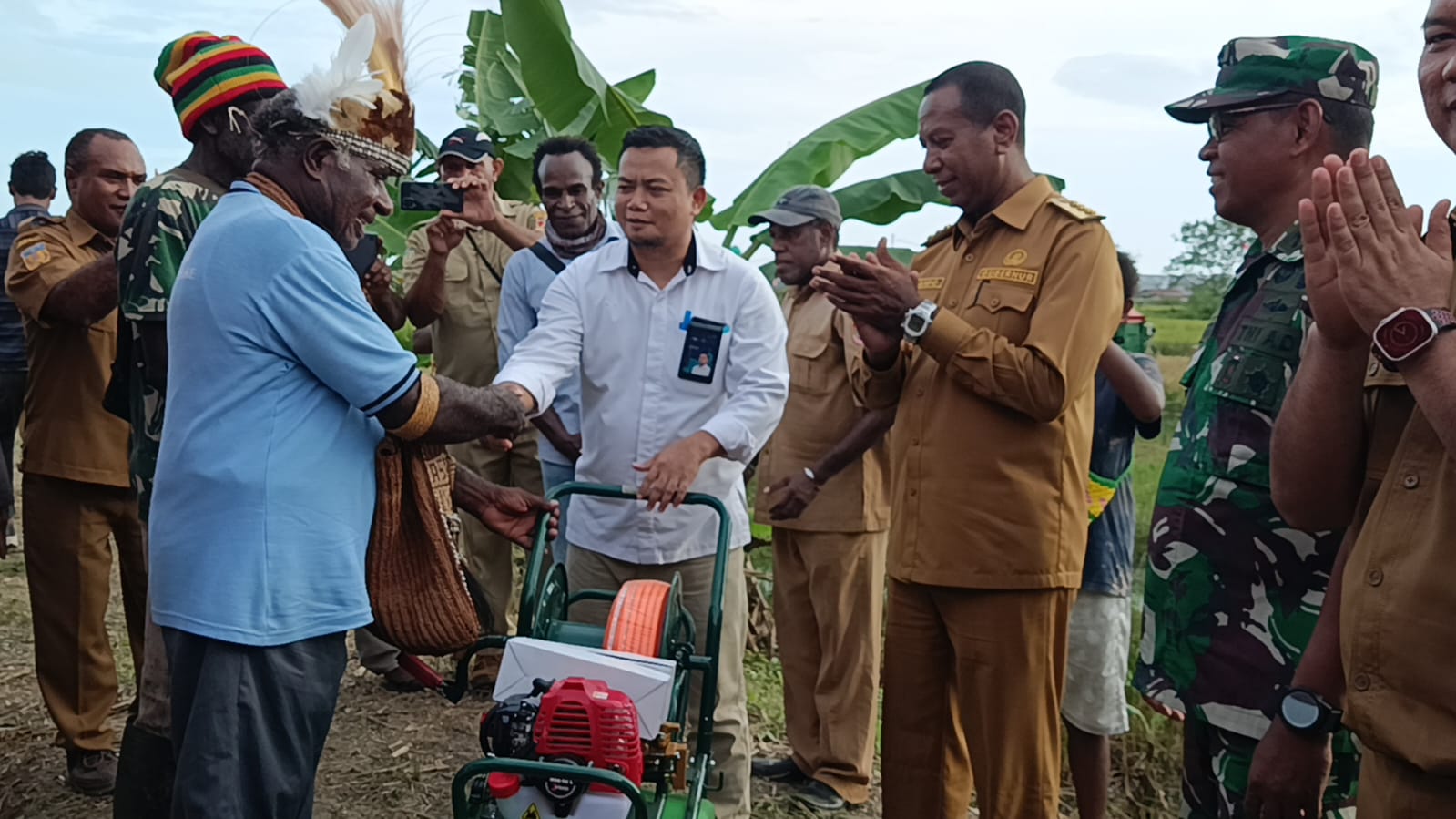 Apolo Safanpo Serahkan Bantuan Sprayer Bagi Kelompok Tani OAP Gudang Arang