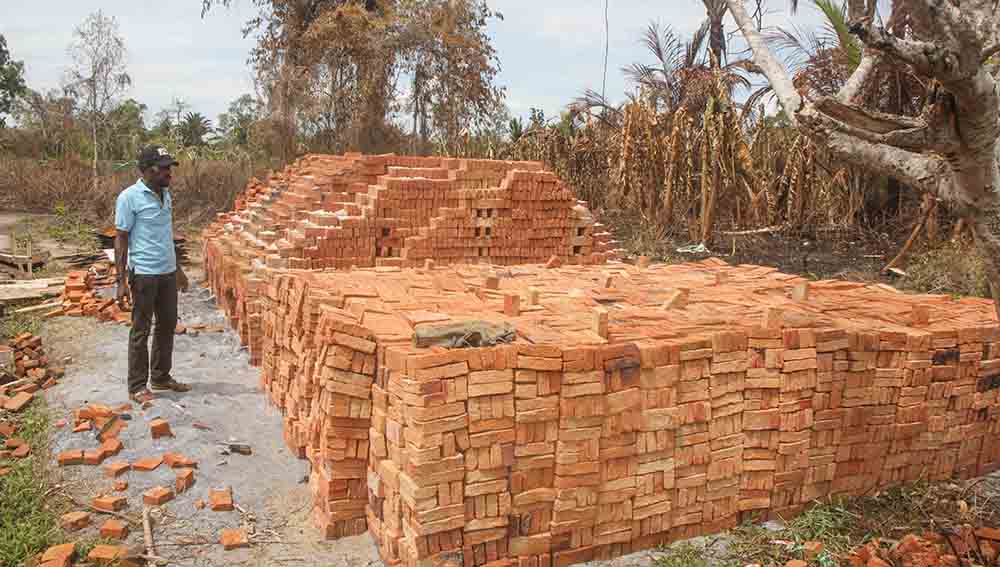 12 Kelompok di Kampung Kamanggi Tekuni Usaha Cetak Batu Bata