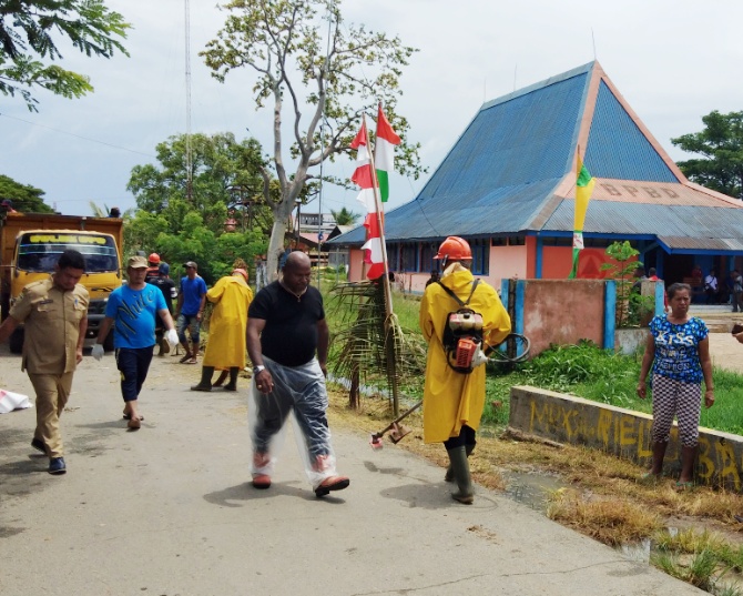Bupati Merauke, Frederikus Gebze, SE, M.Si bersama.warga melaksanakan aksi bersih-bersih lingkungan