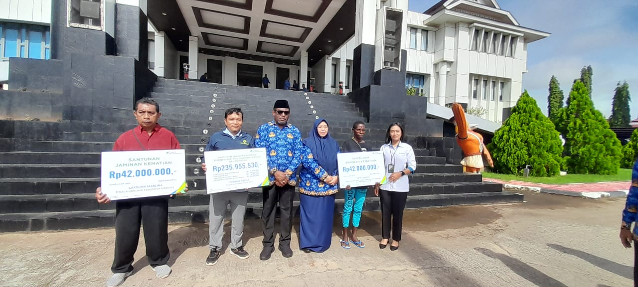 Bupati Merauke Serahkan Santunan Jaminan Kematian BPJS Ketenagakerjaan kepada Ahli Waris