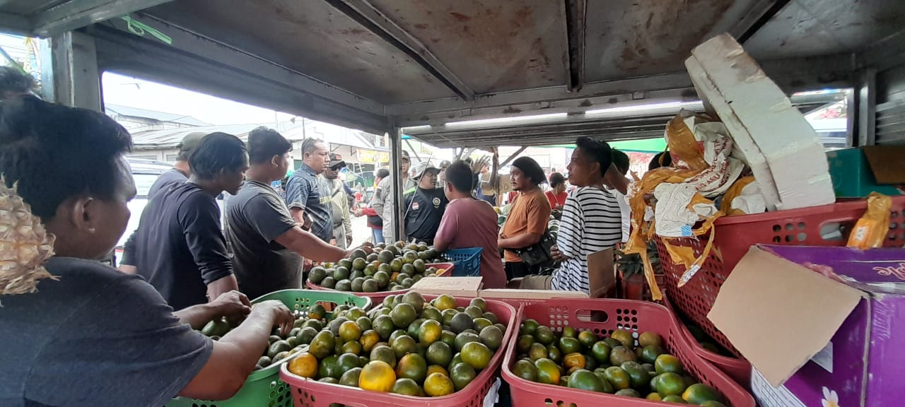 Gandeng Satpol-PP, Disperindagkop Merauke Datangi Pedagang Pasar Wamanggu