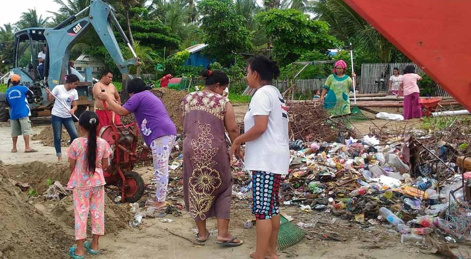 DLH Merauke Serahkan  Satu Unit Kontainer Untuk Atasi Sampah