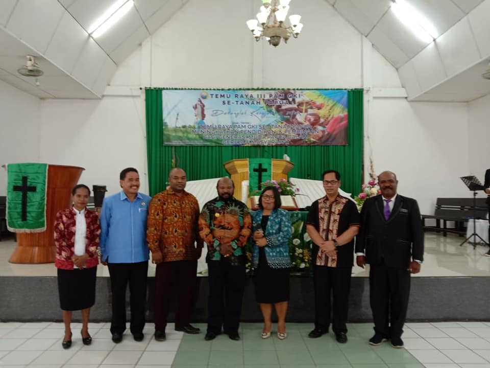 Bupati Merauke Memberikan Bantuan Alat Transportasi kepada 