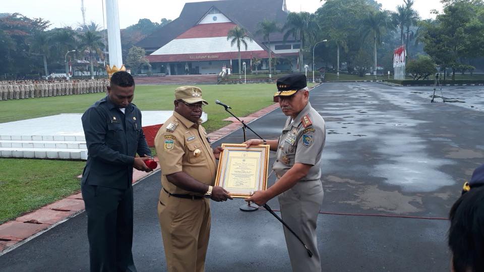 Bupati Merauke, Papua Frederikus Gebze Memberikan Ceramah Umum Dalam Rangka Penganugerahan Alumni Kehormatan Pendidikan Tinggi Kepamongprajaan Institut Pemerintahan Dalam Negeri (IPDN) Jatinangor Band