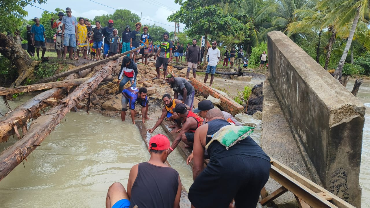 Anggota Polsek Onggaya Bersama TNI dan Warga Perbaiki Jembatan Ndalir