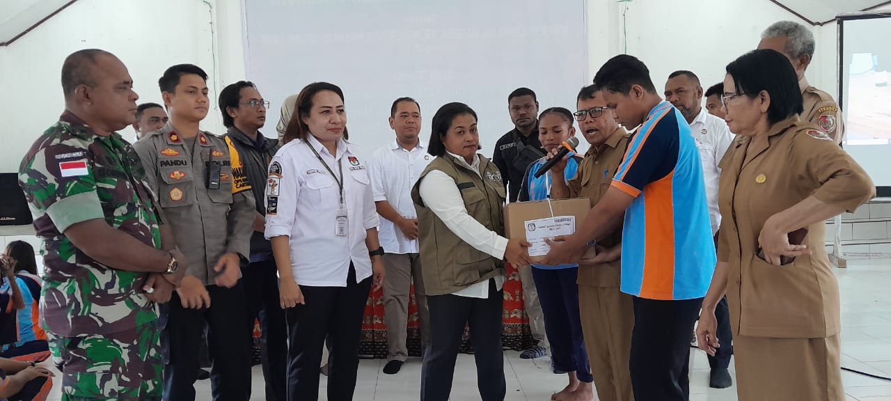 KPU Merauke Serahkan Surat Suara Untuk Dilipat Siswa SMA Negeri 1 