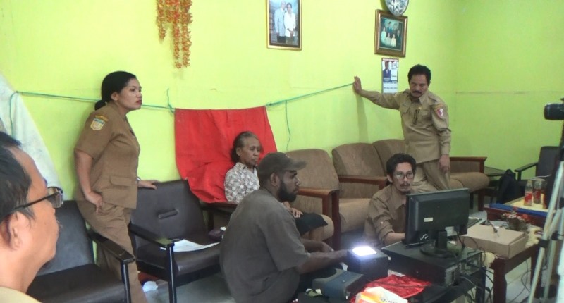Warga Sakit, Perekaman e-KTP Dilakukan di Rumah.
