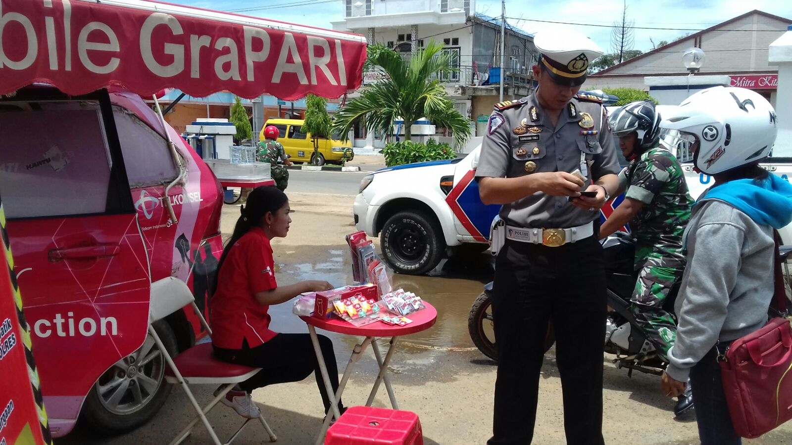 Penghargaan Voucher Diberikan Satlantas Bagi Warga Tertib Aturan