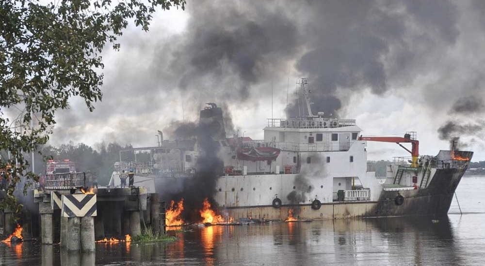 Dua Kapal Terbakar di Pelabuhan Kelapa Lima