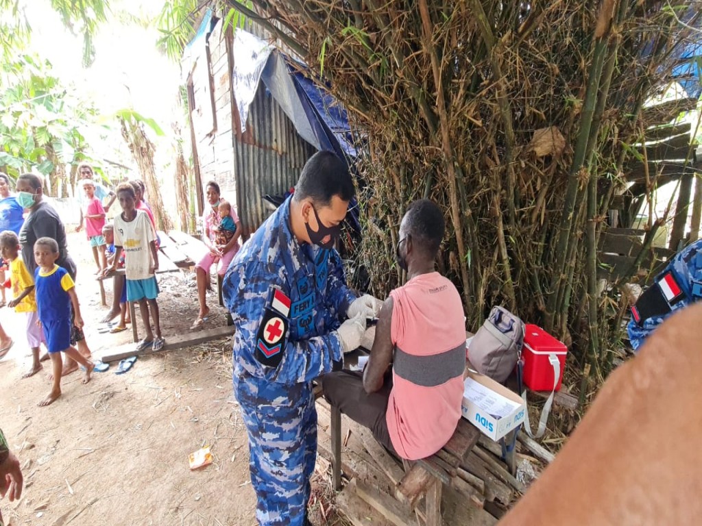 Lanud J.A Dimara Adakan Vaksinasi Langsung ke Rumah Warga