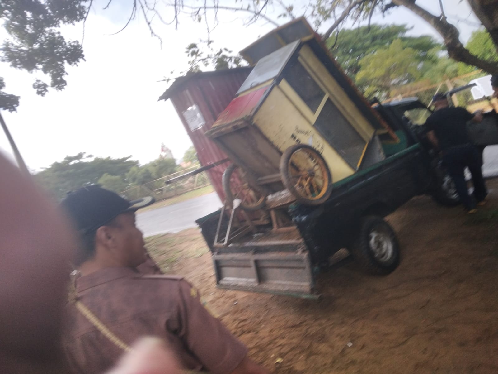 Satpol PP Merauke Angkut Tiga Lapak Kontainer di Jalan Bandara Mopah