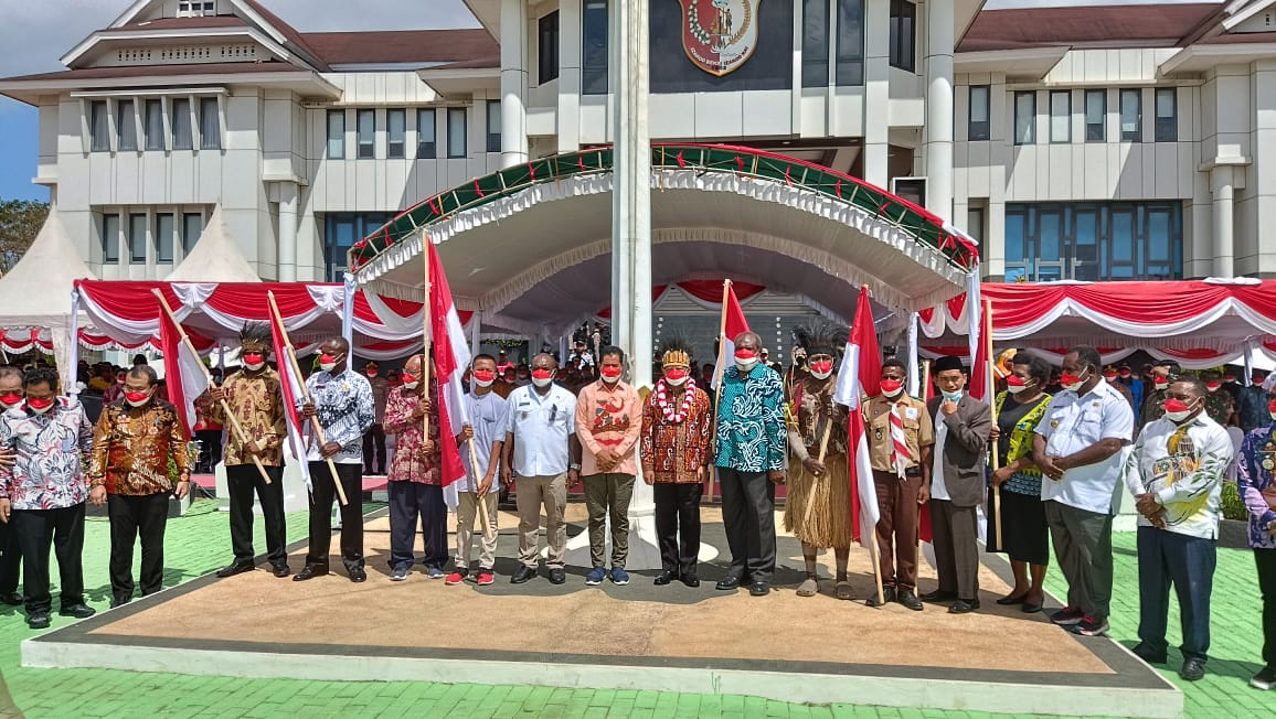 Mendagri Canangkan Gerakan Pembagian 10 Juta Bendera di Merauke