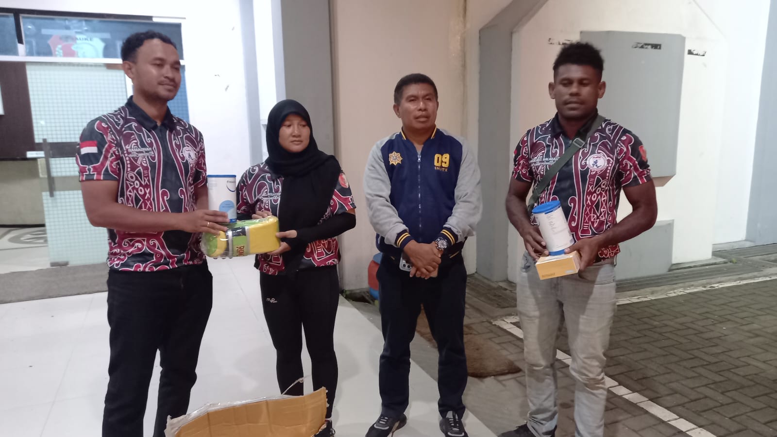 Pengkab Muay Thai Kabupaten Merauke Serahkan Bantuan di Sasana Tinju