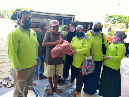 Peduli Covid 19, PHBI Bagikan Paket Sembako 