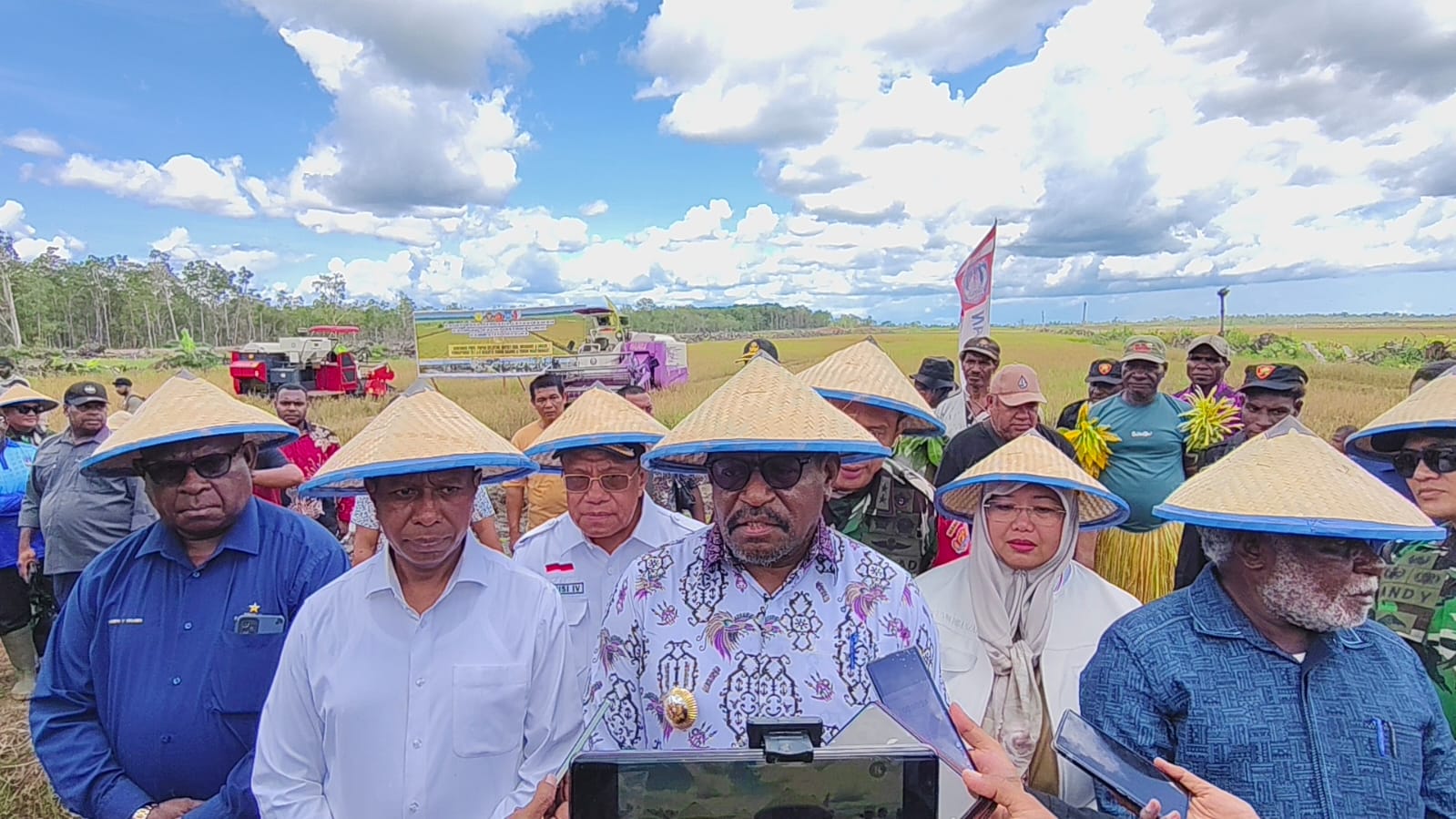 Panen Raya Perdana di Kampung Kaliki Dihadiri Apolo-Paskalis dan Yoseph-Fauzun 