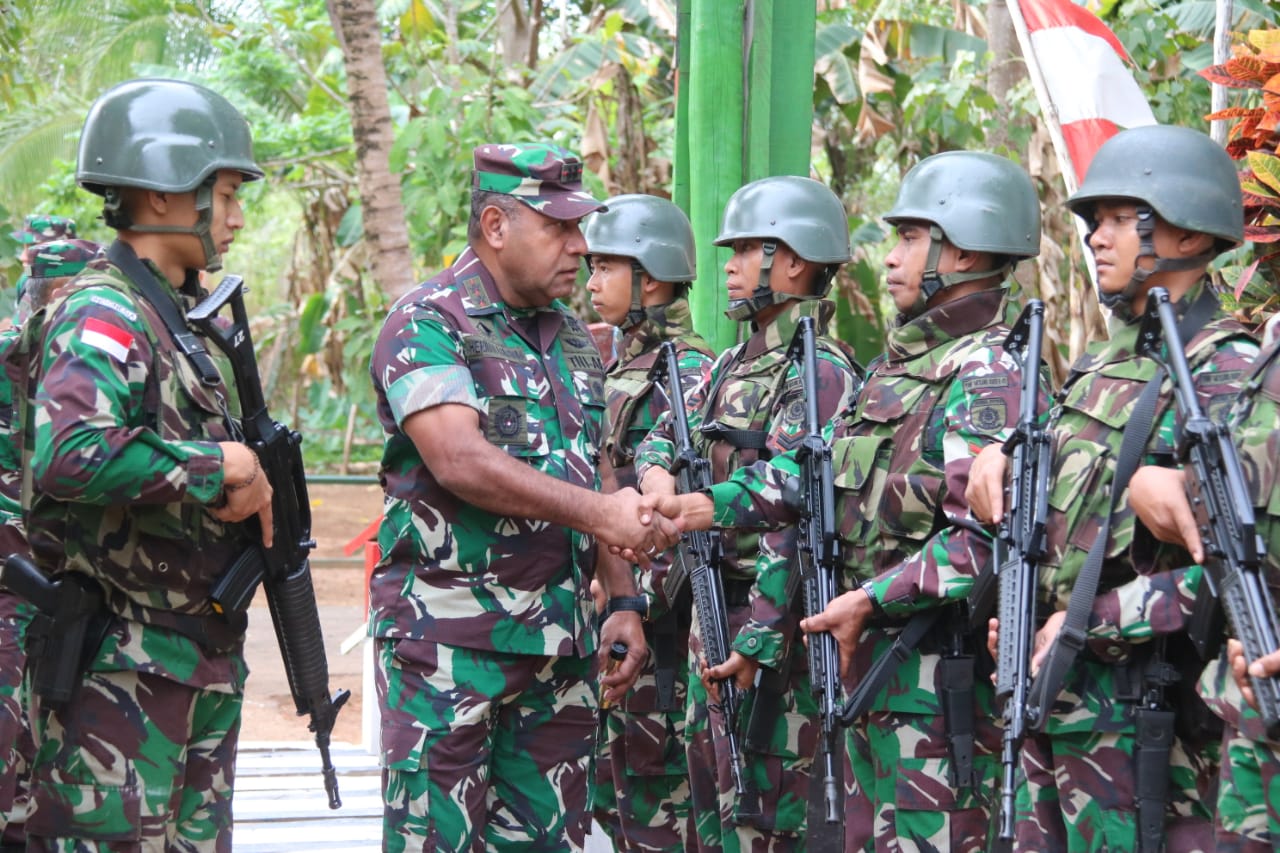 Panglima Kodam XVII/Cenderawasih Kunjungi Satgas Yonif MR 411/PDW Kostrad 
