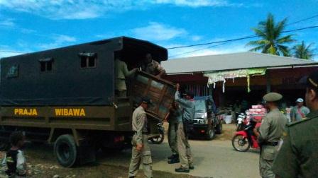 Satpol PP Merauke Membersihkan Barang Milik Pedagang