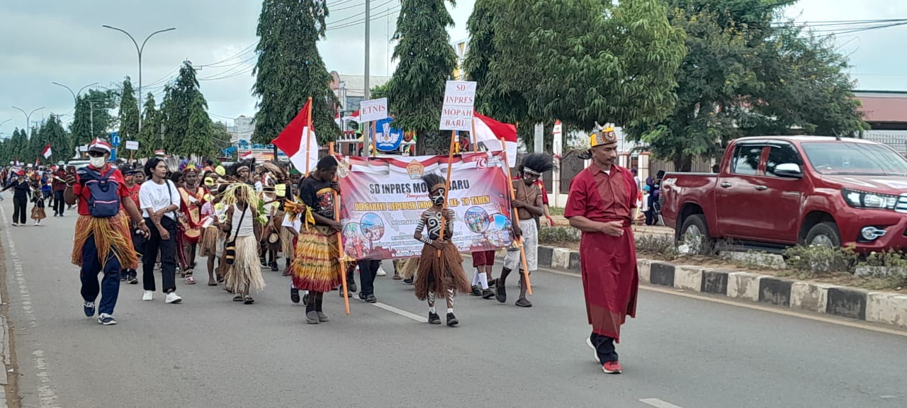 Warga Merauke Antusias Ikut Pawai Budaya Songsong HUT Kemerdekaan RI  2024
