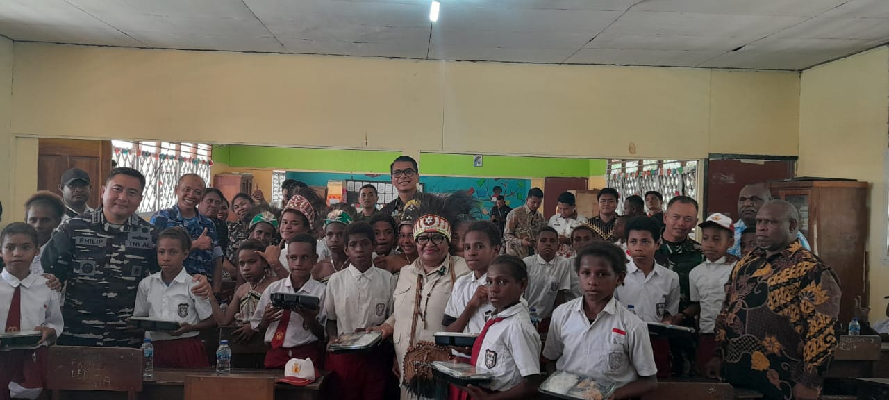 Wamendagri Pantau Program Makan Bergizi Gratis di SD Inpres Gudang Arang Merauke 
