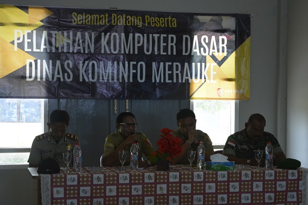 30 Peserta Aparat Kampung dan Masyarakat Di Distrik Okaba Mengikuti Pelatihan Komputer