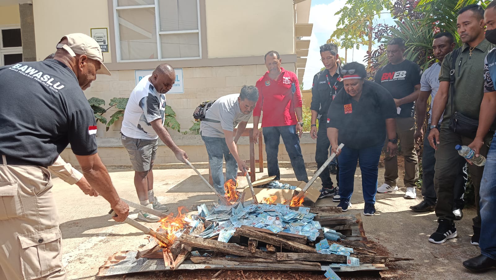 Ribuan Blanko KTP Invalid di Merauke Dimusnahkan
