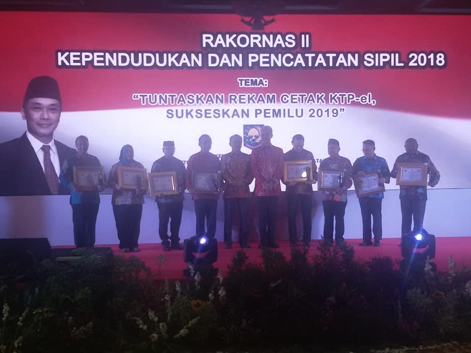 Bupati Merauke Frederikus Gebze Mendapat Penghargaan Rakonas Dukcapil II Tahun 2018