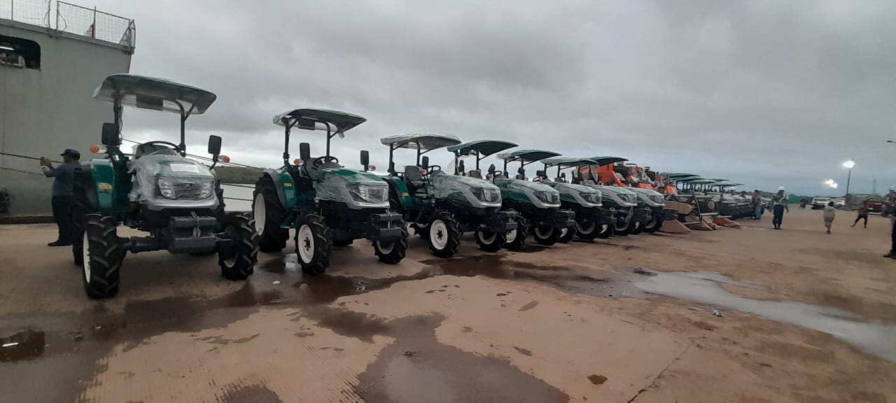 Alsintan Bantuan Kementerian Pertanian Tiba di Merauke Menggunakan KRI dr. Soeharso 990