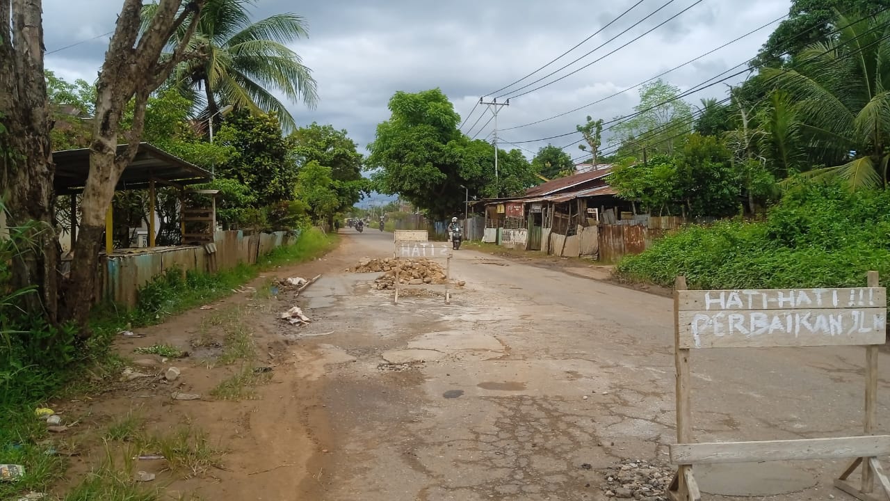Sejumlah Jalan Rusak Kota Merauke Diperbaiki Menggunakan Dana Pemeliharaan Rutin