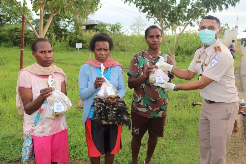 Stasiun KIPM Merauke Bagikan Nasi Ikan Warga Terdampak Covid-19