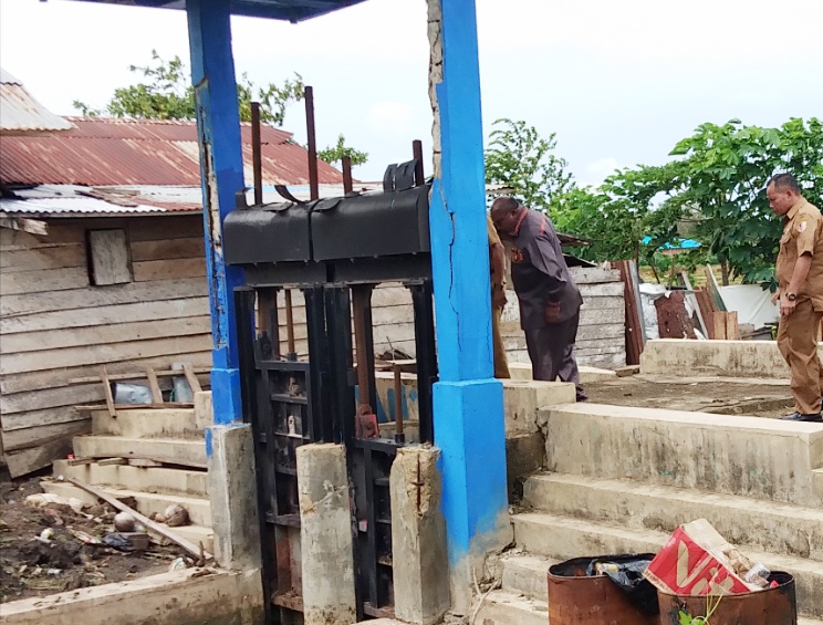 Bupati Freddy Meninjau Pintu Air di Semangga
