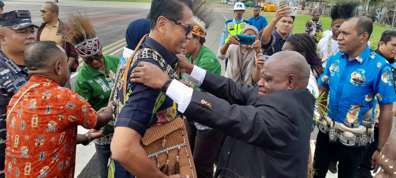 Pj Gubernur Papua Selatan Rudy Sufahriadi Tiba di Bandara Mopah Setelah Dilantik Mendagri