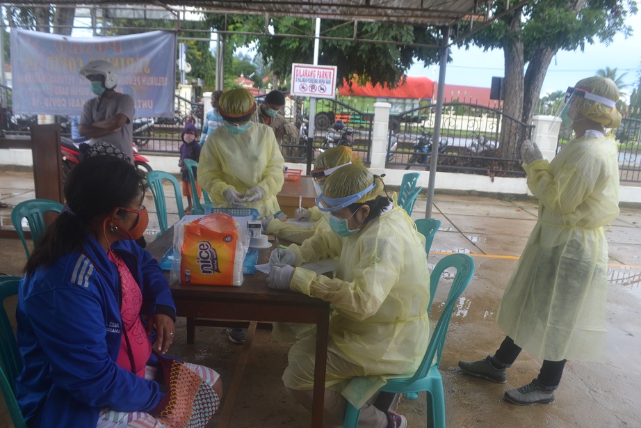 Antisipasi Corona, Petugas Puskesmas Mopah Baru Merauke Gunakan APD