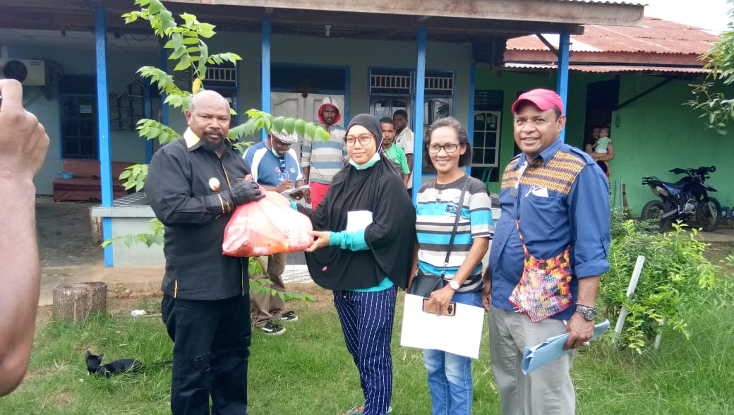 Pembagian Sembako Oleh Bupati Merauke Frederikus Gebze di Kelurahan Bambu Pemali