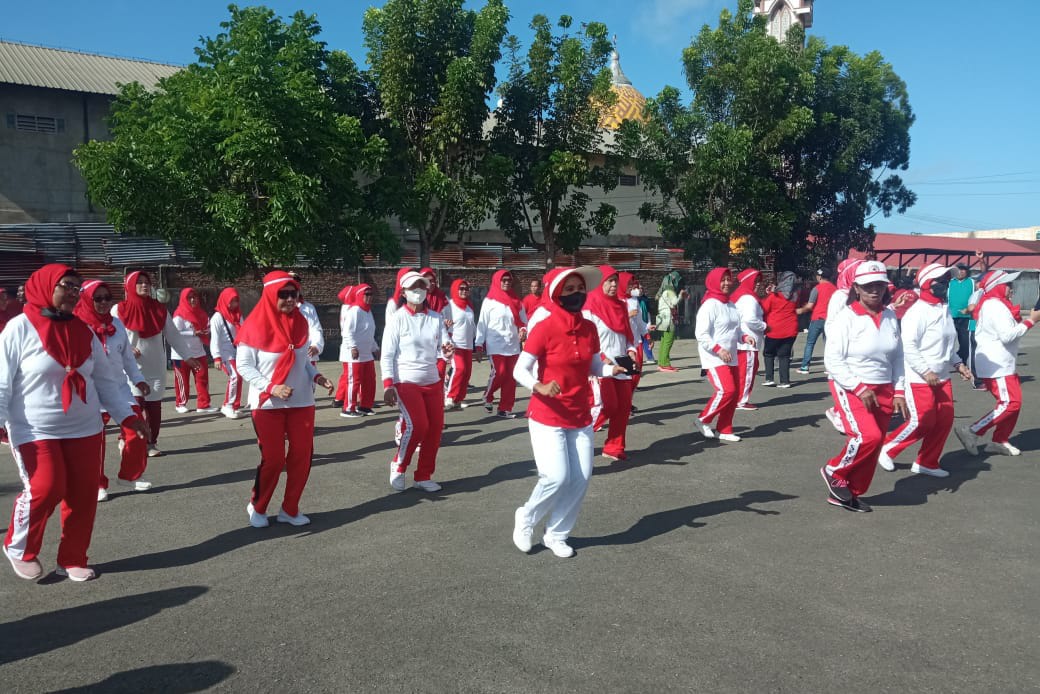 Semangat Lansia Mengikuti Senam Sambut HUT ke 78 RI 2023